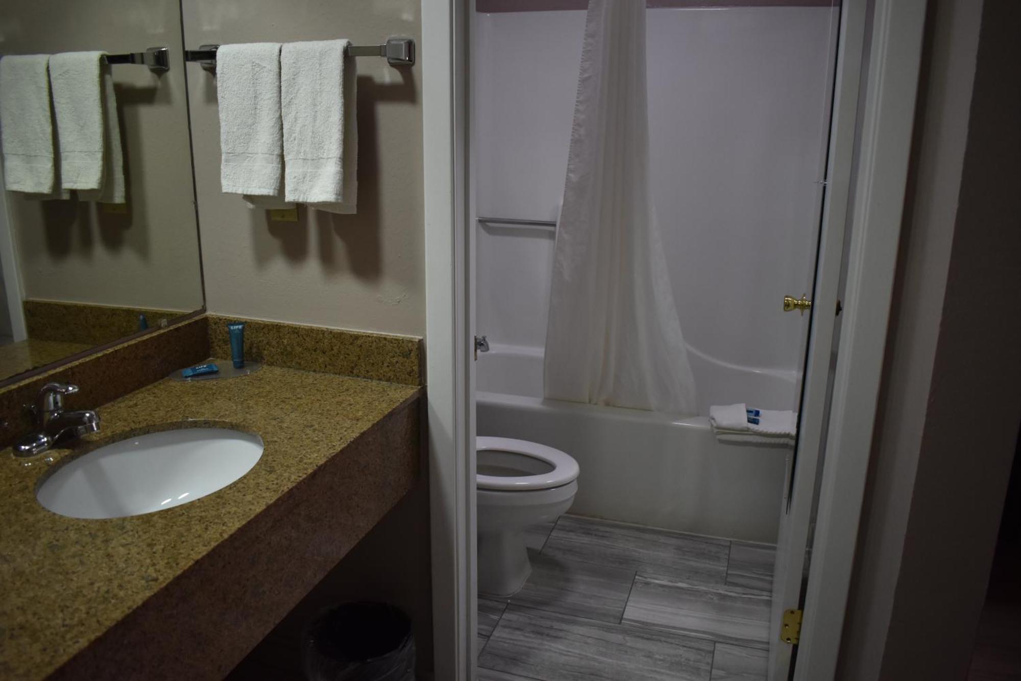 Huntingdon The Heritage Inn, Inc מראה חיצוני תמונה